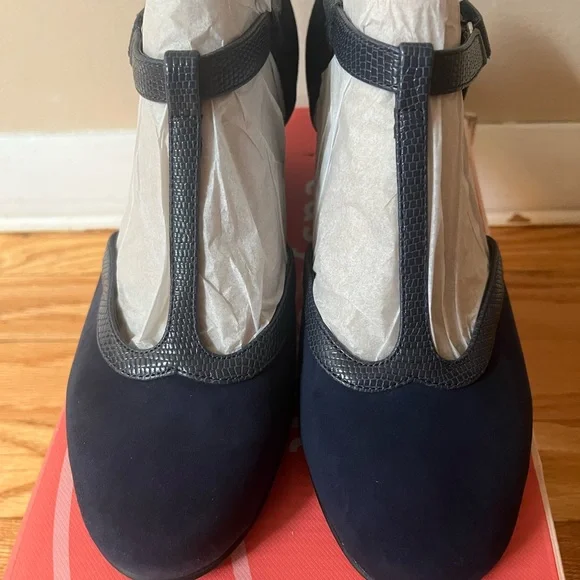 Easy Spirit Cara Women's Navy T-Strap Heels 7W - Picture 2 of 7